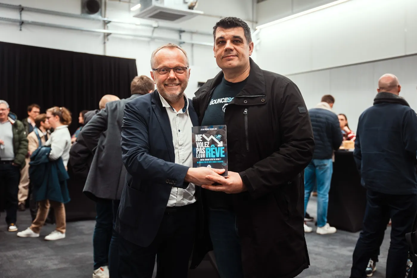Jean Pierre Ciesielski presenting his book to a participant